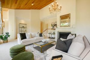 ein Wohnzimmer mit Sofa und Kamin in der Unterkunft Enchanted Manor with Pool Tennis & Elegance in Cherrybrook