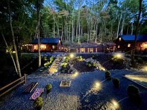 En have udenfor ROMANTIC WINTER ESCAPE in the Smokey Mountains Hot Tub Pet Friendly