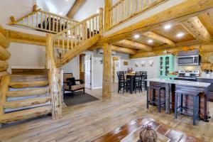 una cucina e un soggiorno con scala e soggiorno di Uintah Basin Retreat! Cabin on 35-Acre Ranch a Ballard