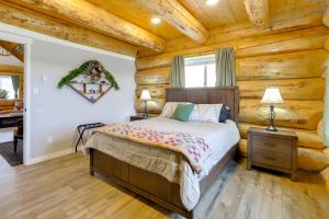 una camera con un letto in una baita di tronchi di Uintah Basin Retreat! Cabin on 35-Acre Ranch a Ballard