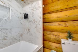 bagno con servizi igienici e parete in legno di Uintah Basin Retreat! Cabin on 35-Acre Ranch a Ballard Altre 20 foto