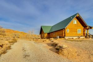 una cabina di legno con un tetto verde su una strada sterrata di Uintah Basin Retreat! Cabin on 35-Acre Ranch a Ballard