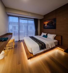 Giường trong phòng chung tại Nyaman Wangi Villa, Kota Baru Parahyangan +27 ảnh