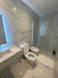 a white bathroom with a toilet and a shower at Dpto Temporario 1 - Corrientes - PQ ALQUILERES TEMPORARIOS in Corrientes