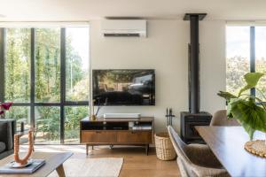 TV a/nebo společenská místnost v ubytování The Palm Beach Treehouse