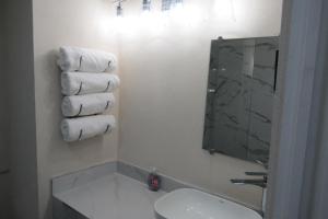 un bagno con lavandino, WC e asciugamani di 103 Batts Rock Beach Condo's a Saint Michael