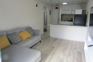 un soggiorno con divano e cucina di 103 Batts Rock Beach Condo's a Saint Michael