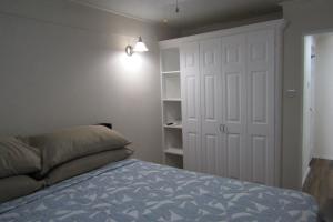una camera con letto e armadio bianco di 103 Batts Rock Beach Condo's a Saint Michael