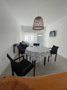 een eettafel en stoelen in de woonkamer bij Mansilla playa in Mar del Plata