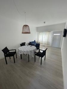 een woonkamer met een tafel en stoelen bij Mansilla playa in Mar del Plata +9 foto's
