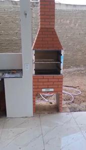 - un four en brique installé sur le côté du bâtiment dans l'établissement Summer house - Alter do chão, à Santarém