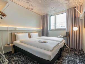 Postel nebo postele na pokoji v ubytování ibis Duesseldorf Airport