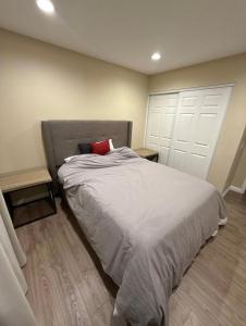 a bedroom with a bed with a red pillow on it at 双人间 in Irvine