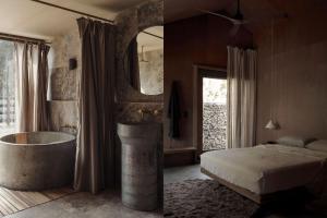 een slaapkamer met een bad, een bed en een spiegel bij Ross Farm - Dairy in Meeniyan