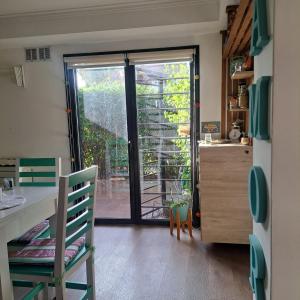 Ranchitodelmar في مار ديل بلاتا: مطبخ مع باب زجاجي منزلق إلى الفناء