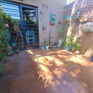 Ranchitodelmar في مار ديل بلاتا: فناء مع نباتات في أصص ونافذة كبيرة +9 صور