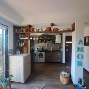 Ranchitodelmar في مار ديل بلاتا: مطبخ مع حوض وموقد