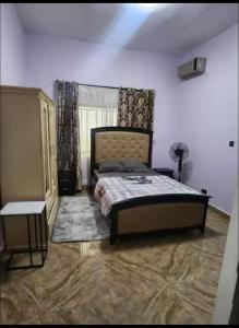 Giường trong phòng chung tại Cozy Home