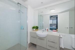 Un baño blanco con lavabo y ducha. en Home to Holiday at Kensington in Townsville, en Townsville 9 fotos más