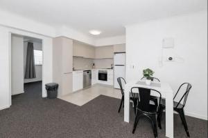 Una cocina y un comedor con mesa y sillas. en Home to Holiday at Kensington in Townsville, en Townsville