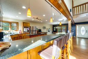 Køkken eller tekøkken på Mtn-View Deck, Game Room! Spacious Elk Park Lodge