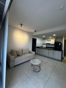 un soggiorno con un divano e un tavolo di Harly's Castelo Apartment a Serena del Mar