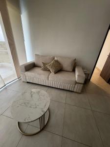 un soggiorno con un divano e un tavolino da caffè di Harly's Castelo Apartment a Serena del Mar