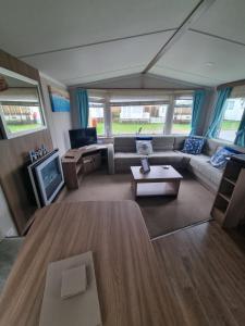 TV a/nebo společenská místnost v ubytování 37 Unity Beach Brightholme Brean Pets stay free