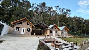 a house with a courtyard in front of it at Bungalows Bosque Selah in Nebaj +5 photos