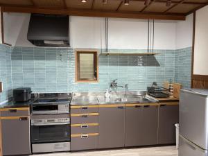 una cucina con lavello e fornello di Tasogare 