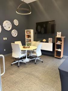 Casa Oasis في برمنغهام: غرفة بها طاولة وكراسي وتلفزيون