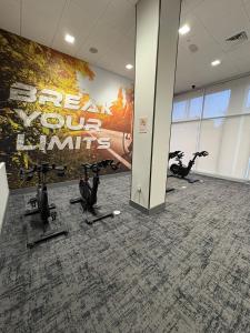 Casa Oasis في برمنغهام: صالة رياضية مزودة بدراجات تمارين وجدارية كبيرة +صورة واحدة