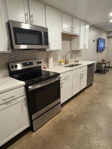 Casa Oasis في برمنغهام: مطبخ مع موقد وميكروويف