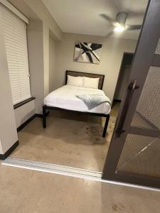 Casa Oasis في برمنغهام: غرفة نوم بها سرير في غرفة بها نافذة