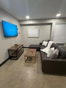 Casa Oasis في برمنغهام: غرفة معيشة مع أريكة وتلفزيون بشاشة مسطحة