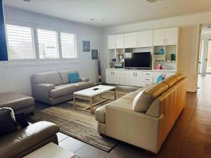 een woonkamer met een bank en een tafel bij Lakeside Nagambie 4guests in Nagambie +4 foto's