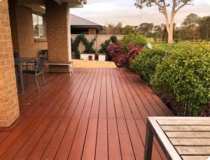 een veranda met een houten terras met een tafel en stoelen bij Lakeside Nagambie 4guests in Nagambie
