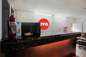 TV a/nebo společenská místnost v ubytování Hotel O Kaushal