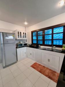 Køkken eller tekøkken på Baan Fah Sai 2-Bedroom Pool Villa