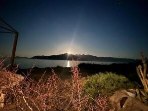 una vista del tramonto su un corpo d'acqua di Wine Hotel Punta Arena a Bahía de los Ángeles