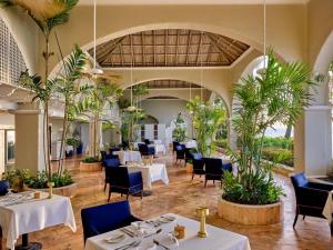 En restaurant eller et andet spisested på Fairmont Royal Pavilion Barbados Resort