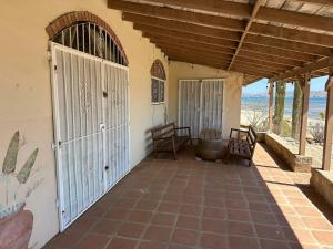 una casa con portico e vista sull'oceano di Wine Hotel Punta Arena a Bahía de los Ángeles