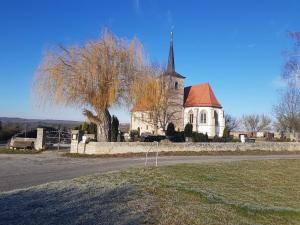 une église avec une cloche sur le côté d'une route dans l'établissement Gasthof rotes Roß, 