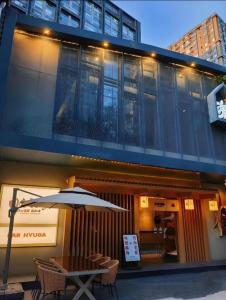 einen Tisch und einen Regenschirm vor einem Gebäude in der Unterkunft Shoucheng international 2104 in Peking + 8 Fotos