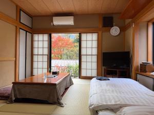 Voodi või voodid majutusasutuse 箱根宿燕帰 toas