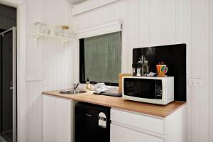 Køkken eller tekøkken på Sleeping Amongst Animals by Tiny Away