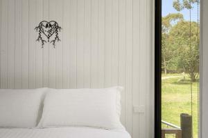 En eller flere senge i et værelse på Sleeping Amongst Animals by Tiny Away