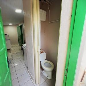 ein Badezimmer mit einer weißen Toilette in einem Zimmer in der Unterkunft Casa Ver-de-perto o Mar in Barra Velha