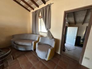 un soggiorno con due sedie e una finestra di Wine Hotel Punta Arena a Bahía de los Ángeles