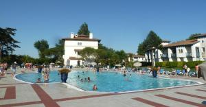 een groep mensen in een zwembad bij Atlantic Selection - Domaine de Bordaberry - Avec piscine et vue océan in Urrugne